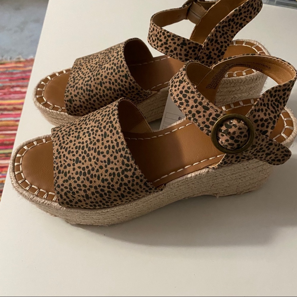 NWT Cheetah Platform Sandals
